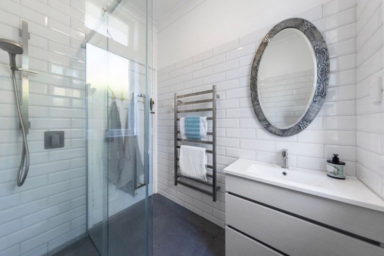 Photo of property in 2/104 Stanley Point Road, Stanley Point, Auckland, 0624