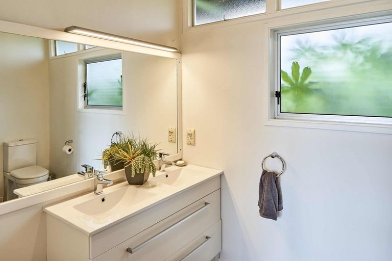 Photo of property in 33 Kiriwai Road, Paremata, Porirua, 5024