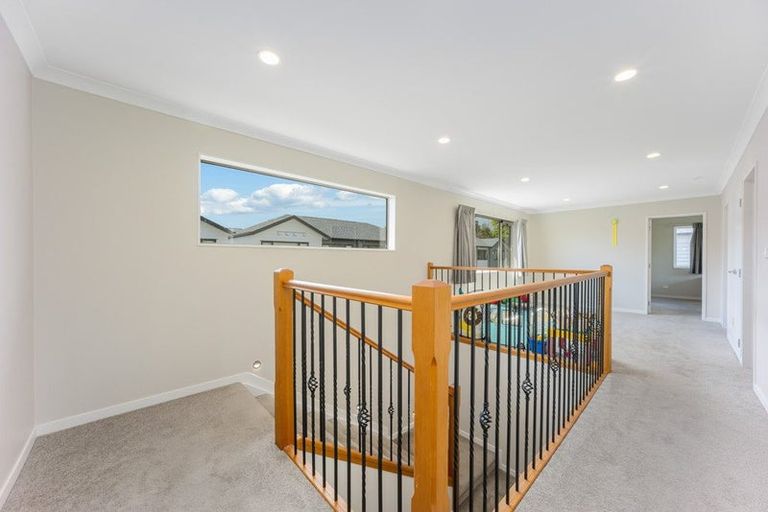 Photo of property in 1b Harrowglen Drive, Northcross, Auckland, 0632