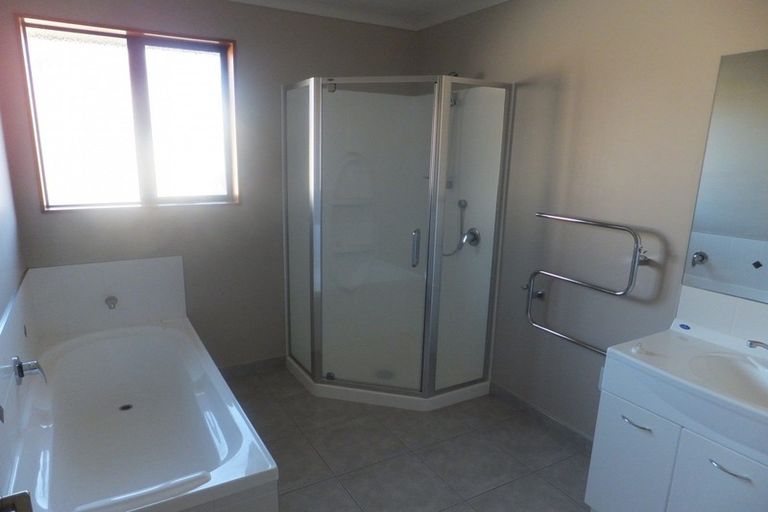 Photo of property in 16 Gibbston Close, Huntington, Hamilton, 3210