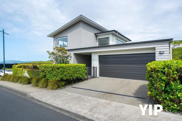 Photo of property in 14 Cromwell Point, Newlands, Wellington, 6037