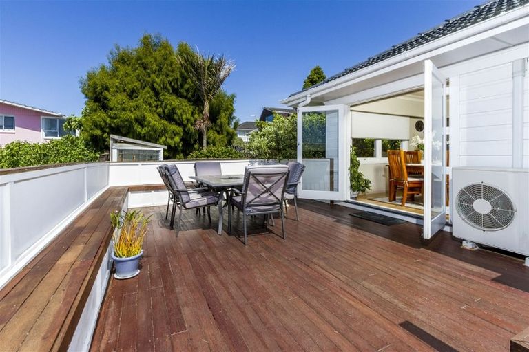 Photo of property in 72 Ocean View Road, Northcote, Auckland, 0627