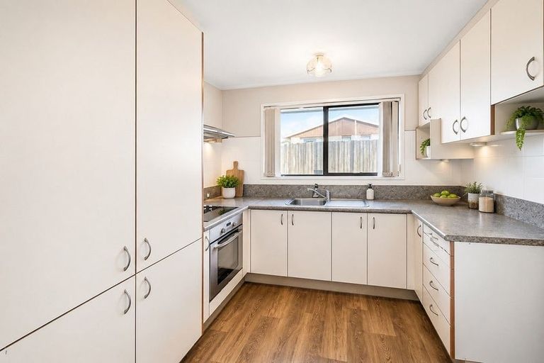 Photo of property in 2/6 Pyatt Place, Redwood, Christchurch, 8051