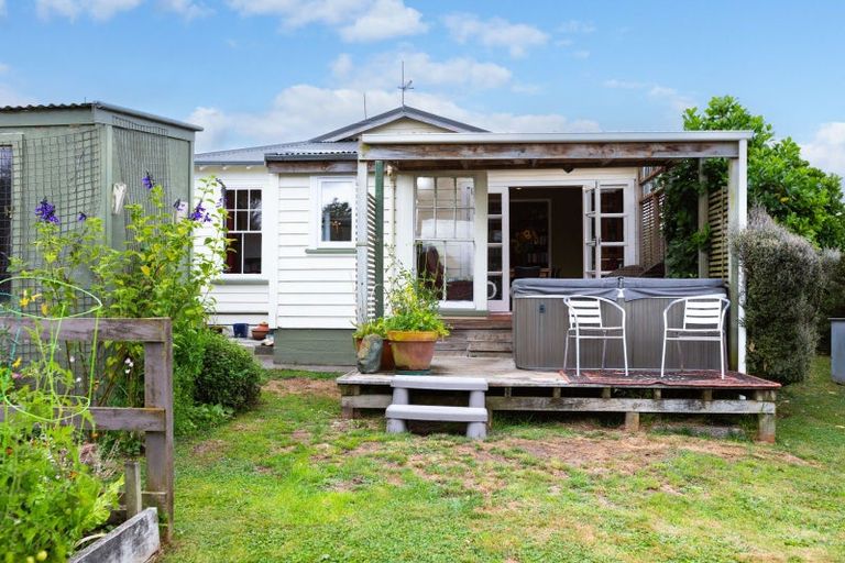 Photo of property in 3 Atkinson Street, Woodville, 4920