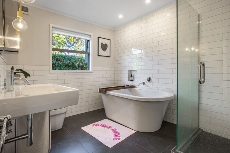 Photo of property in 2/13 Waitemata Road, Hauraki, Auckland, 0622