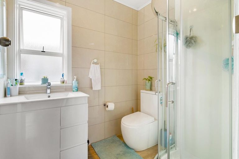 Photo of property in 13 Taikata Road, Te Atatu Peninsula, Auckland, 0610