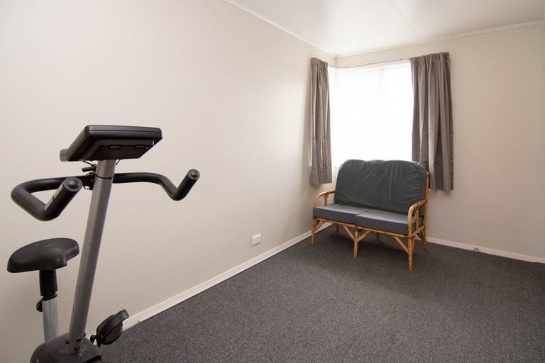 Photo of property in 18 Montrose Place, Takaro, Palmerston North, 4412