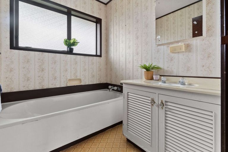 Photo of property in 30 Gibbons Road, Weymouth, Auckland, 2103