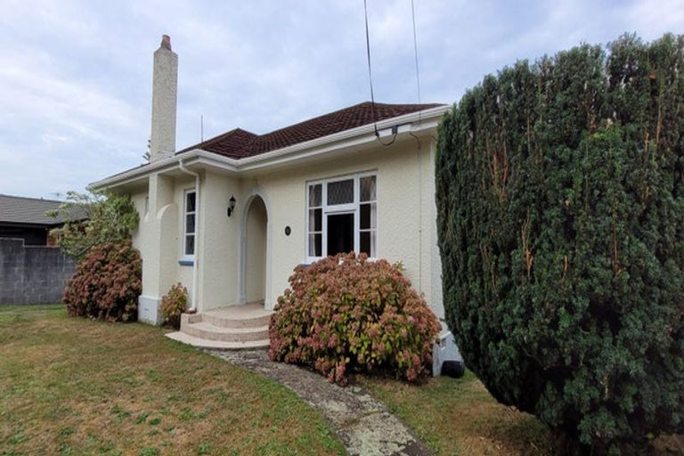 Photo of property in 32 Victoria Road, New Plymouth, 4310