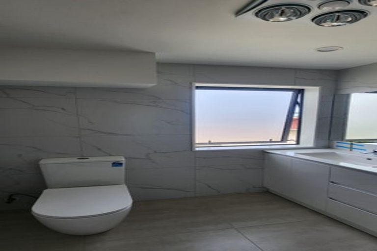 Photo of property in 39 Cascades Road, Pakuranga Heights, Auckland, 2010