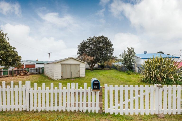 Photo of property in 24 Punga Street, Tangimoana, 4822
