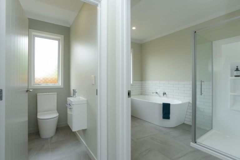 Photo of property in 16 West Place, Greenmeadows, Napier, 4112