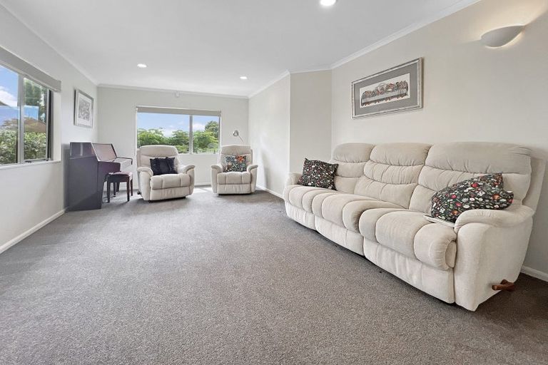 Photo of property in 8a Hauraki Crescent, Pinehill, Auckland, 0632