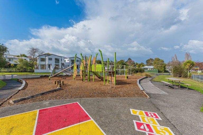 Photo of property in 2/26 Midgley Road, West Harbour, Auckland, 0618