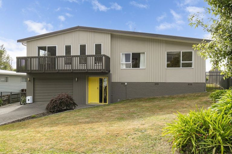 Photo of property in 17 Westhaven Drive, Tawa, Wellington, 5028