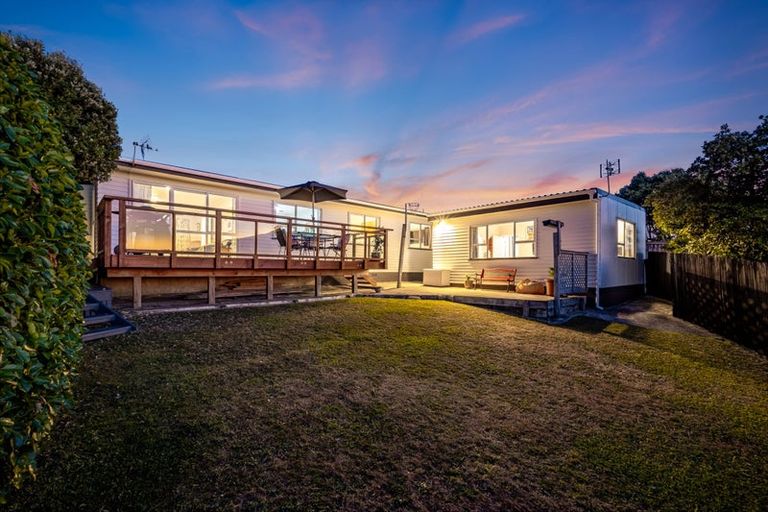 Photo of property in 131 Gloaming Hill, Titahi Bay, Porirua, 5022