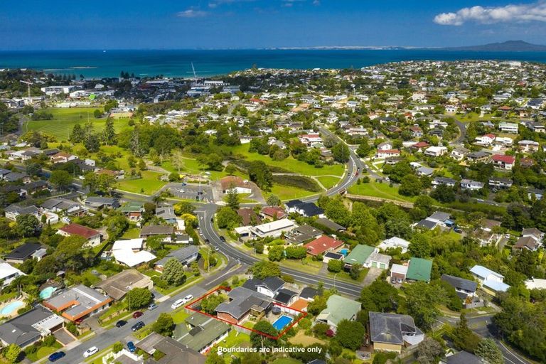 Photo of property in 4 King Richard Place, Browns Bay, Auckland, 0630