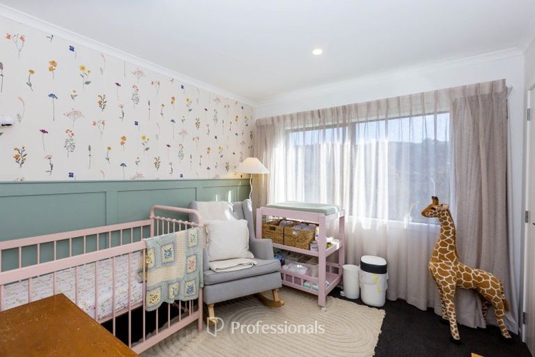 Photo of property in 22 Rewarewa Way, Timberlea, Upper Hutt, 5018