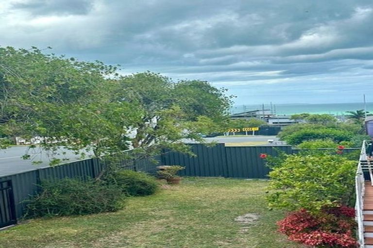 Photo of property in 1/33 Castor Bay Road, Castor Bay, Auckland, 0620
