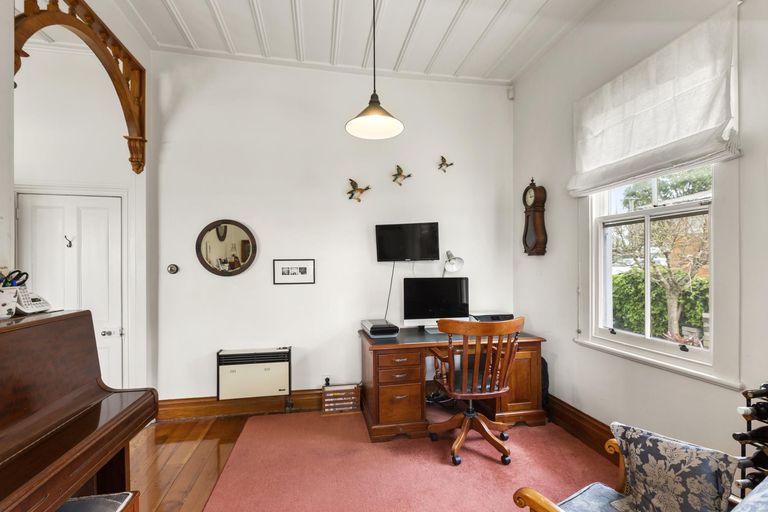 Photo of property in 46 Forest Lake Road, Forest Lake, Hamilton, 3200