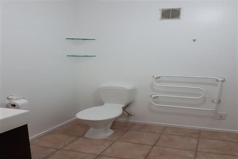 Photo of property in 19 Calypso Way, Unsworth Heights, Auckland, 0632