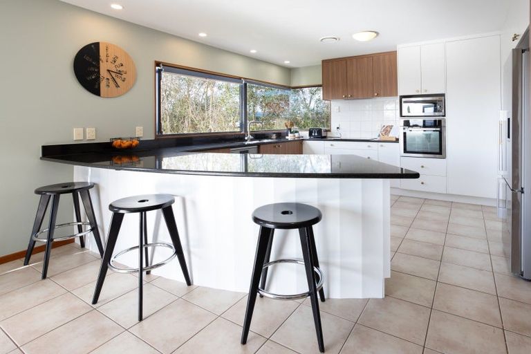 Photo of property in 33 Ruapehu Drive, Fitzherbert, Palmerston North, 4410