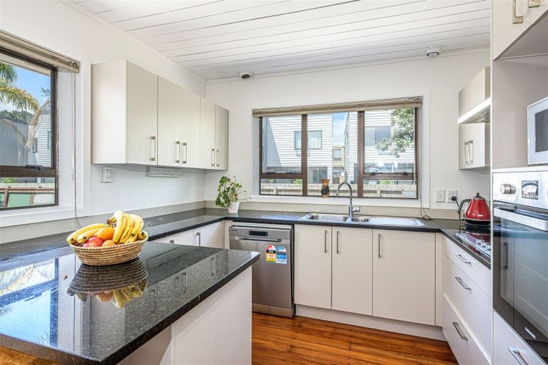 Photo of property in 62 Seymour Road, Sunnyvale, Auckland, 0612