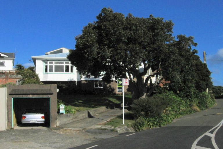 Photo of property in 122 Nevay Road, Karaka Bays, Wellington, 6022