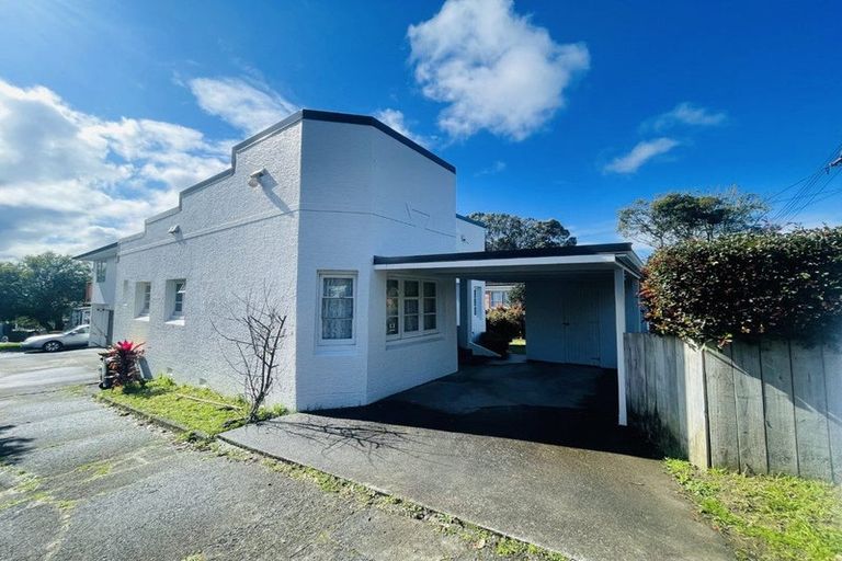 Photo of property in 2/54 Lynwood Road, New Lynn, Auckland, 0600