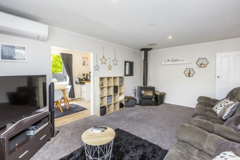 Photo of property in 16 Omaha Grove, Totara Park, Upper Hutt, 5018