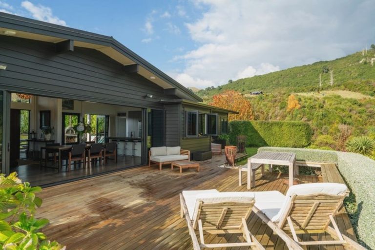 Photo of property in 5 Peregrine Place, Kinloch, Taupo, 3377