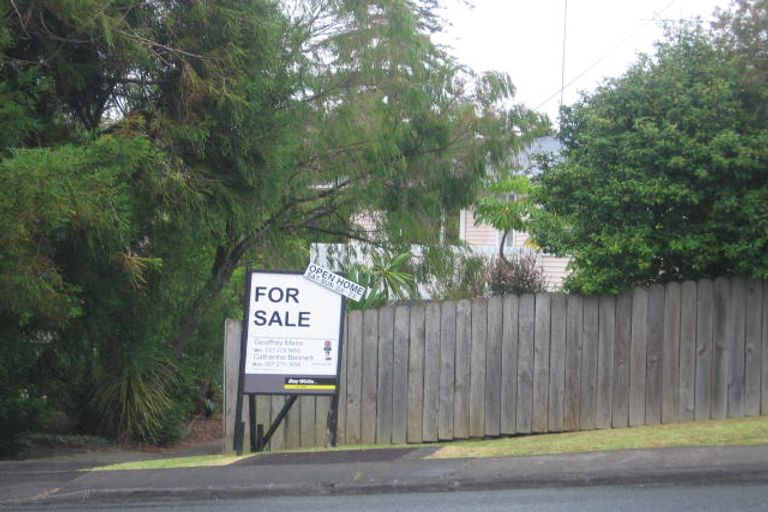 Photo of property in 13 Ellice Road, Totara Vale, Auckland, 0629