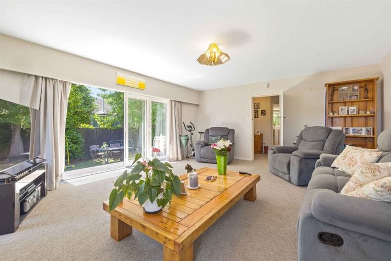 Photo of property in 6 Ilfracombe Place, Burnside, Christchurch, 8053