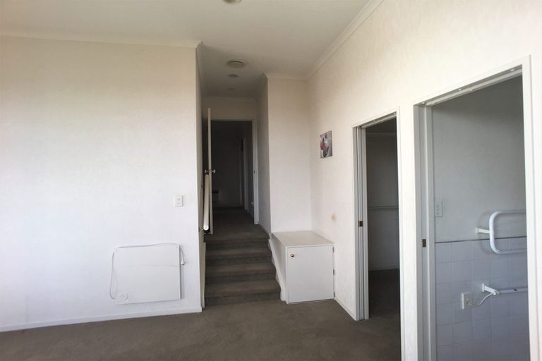 Photo of property in 9 Lorikeet Place, Unsworth Heights, Auckland, 0632