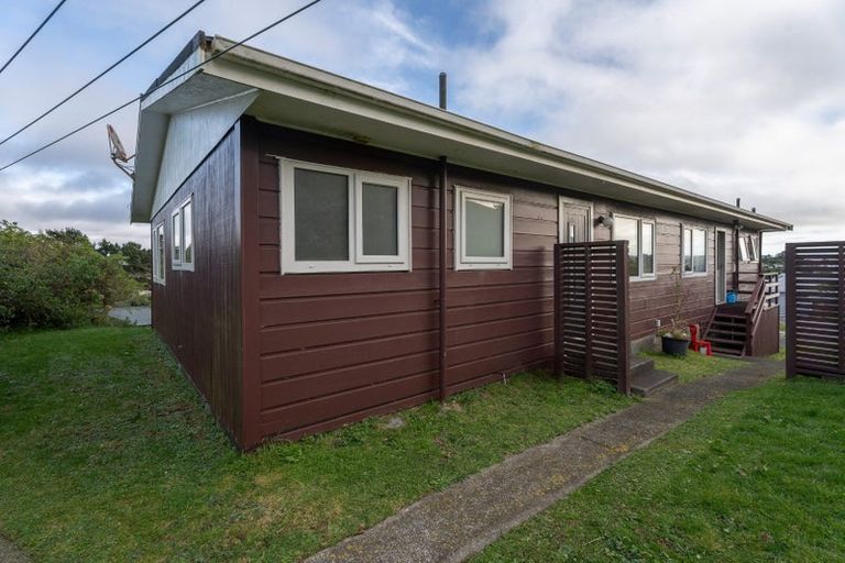 Photo of property in 9 Chetwode Grove, Newlands, Wellington, 6037