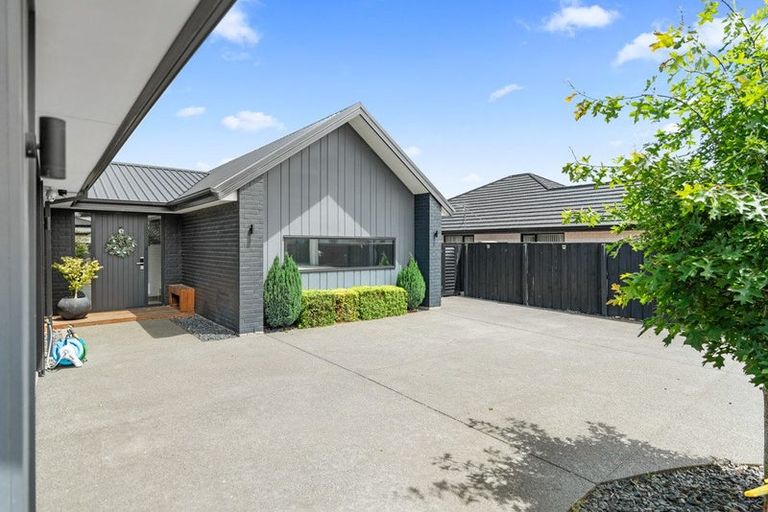 Photo of property in 6 Fairbairn Close, Halswell, Christchurch, 8025