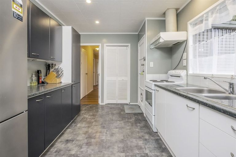 Photo of property in 1/40 Kingsclere Place, Goodwood Heights, Auckland, 2105