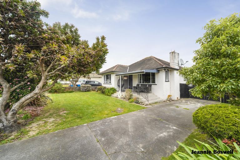 Photo of property in 6 Pukatea Place, Milson, Palmerston North, 4414