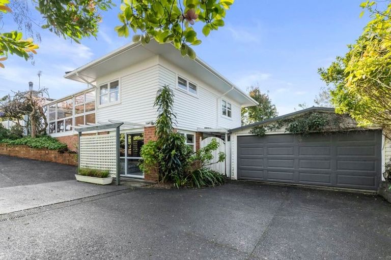 Photo of property in 1/290 East Coast Road, Forrest Hill, Auckland, 0620