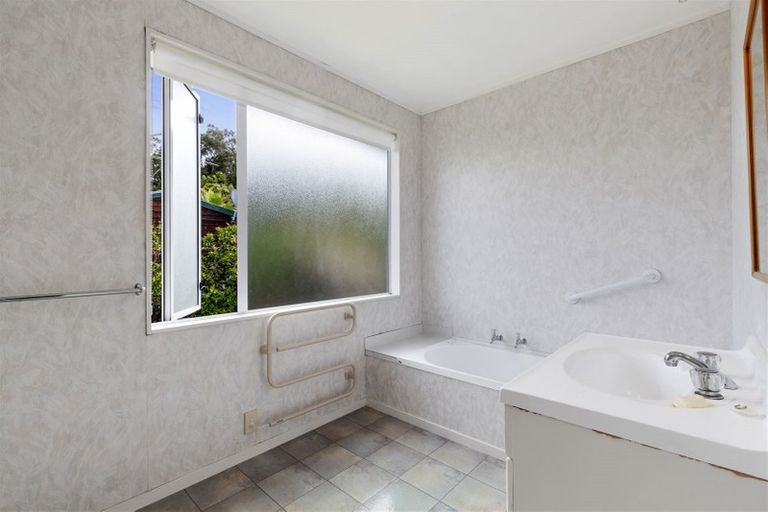 Photo of property in 1/8 Fernlea Rise, Bayview, Auckland, 0629