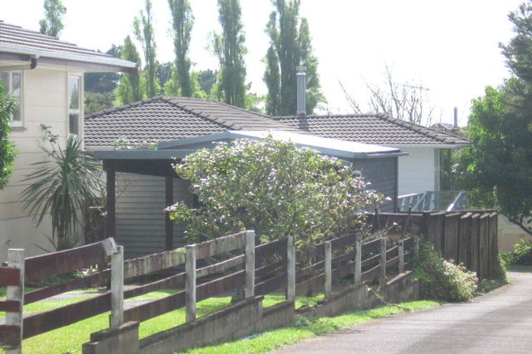 Photo of property in 43 Staincross Street, Green Bay, Auckland, 0604