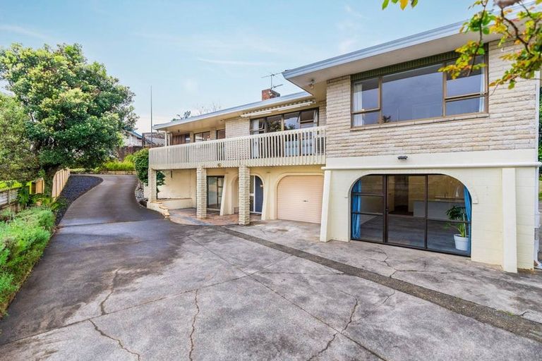 Photo of property in 16 Trevone Place, Forrest Hill, Auckland, 0620