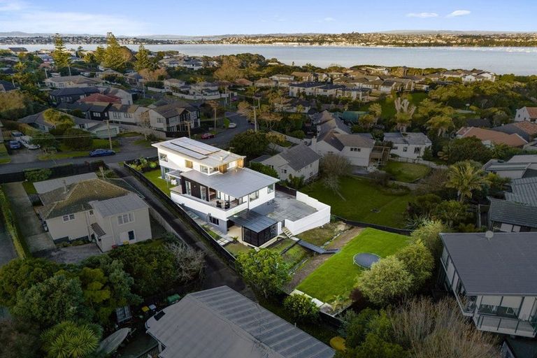 Photo of property in 19 Inglewood Street, Wai O Taiki Bay, Auckland, 1072