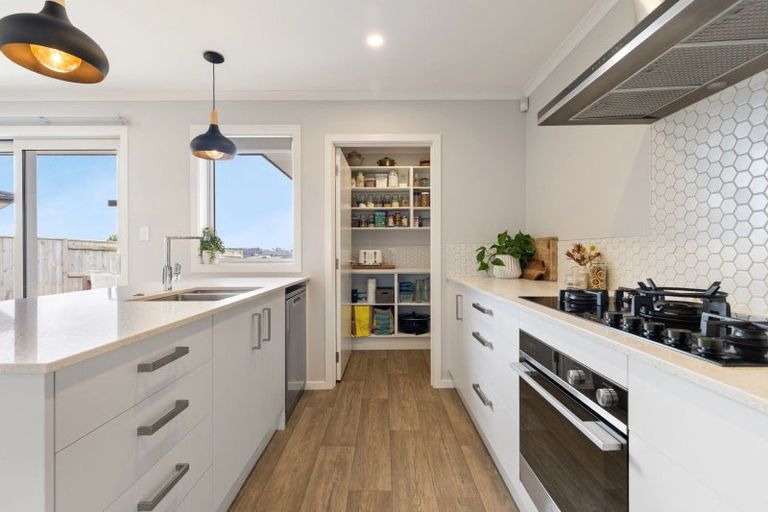 Photo of property in 1 Gibraltar Way, Fitzherbert, Palmerston North, 4410