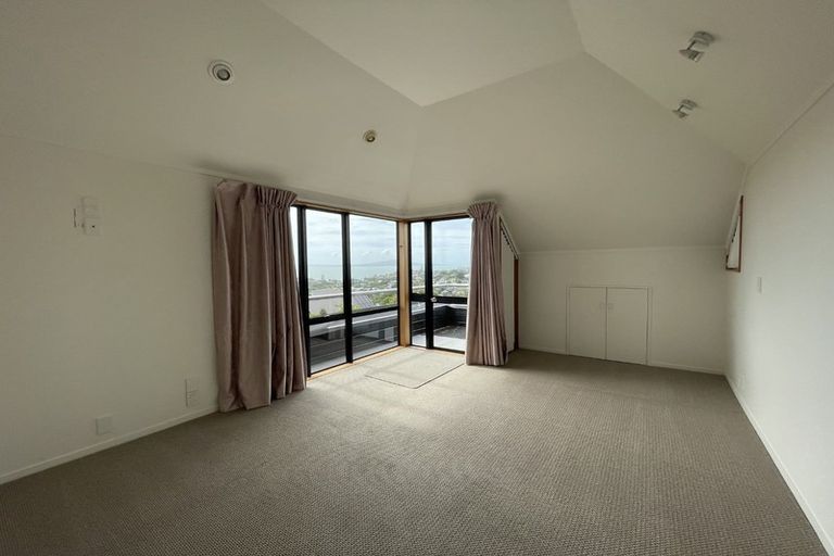 Photo of property in 1 Calypso Place, Rothesay Bay, Auckland, 0630