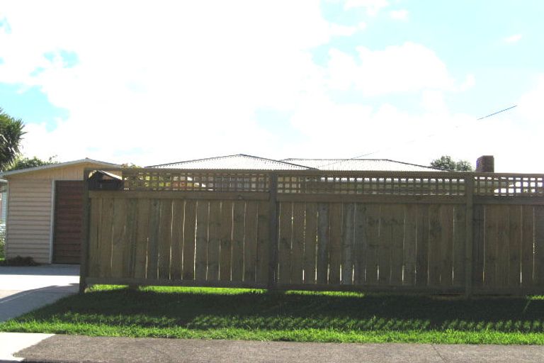 Photo of property in 3a Stokes Avenue, Te Atatu Peninsula, Auckland, 0610