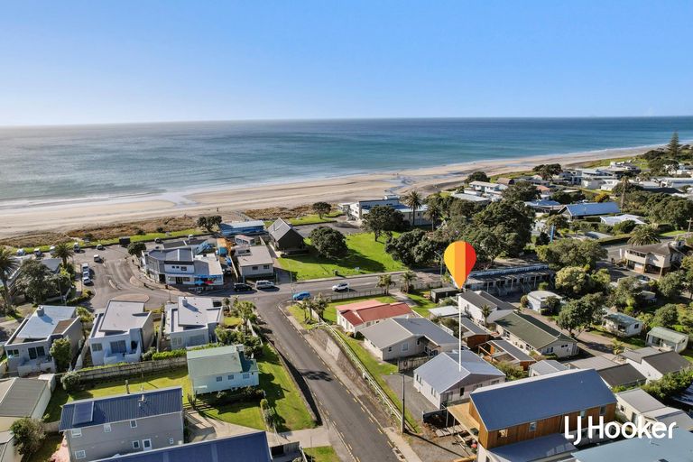 Photo of property in 21 Pacific Road, Waihi Beach, 3611