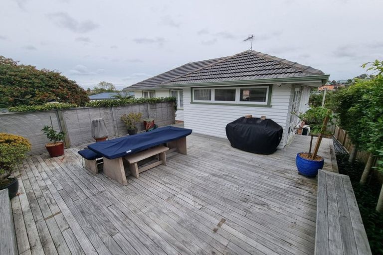 Photo of property in 1 Selwyn Crescent, Forrest Hill, Auckland, 0620