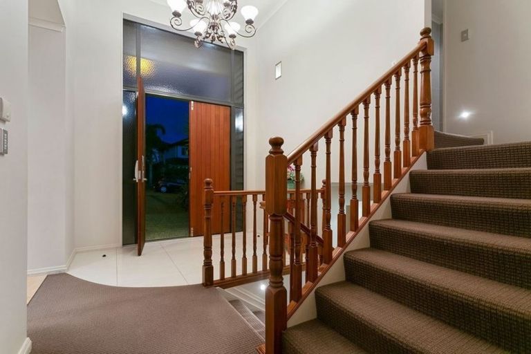 Photo of property in 19 Springvale Drive, Fairview Heights, Auckland, 0632