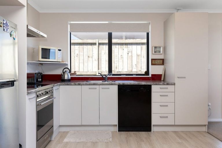 Photo of property in 1/202 Lake Terrace, Waipahihi, Taupo, 3330